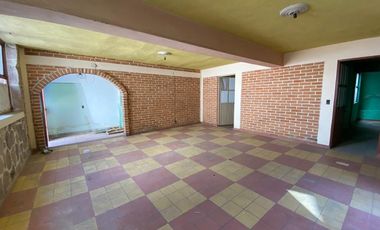 Edificio de 5 departamentos en venta, a media calle Clínica 80. Morelia centro