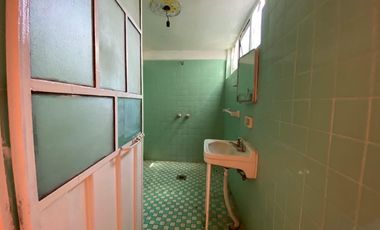 Edificio de 5 departamentos en venta, a media calle Clínica 80. Morelia centro