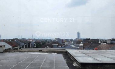 Rumah 3,5 Lantai Paling Tinggi Di Komplek Singgasana