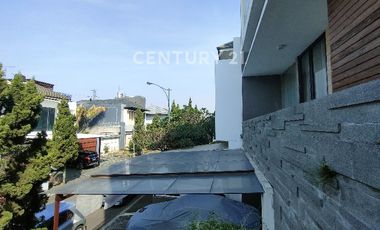 Rumah 3,5 Lantai Paling Tinggi Di Komplek Singgasana