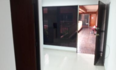 oficina en arriendo en centenario. Cod A8360