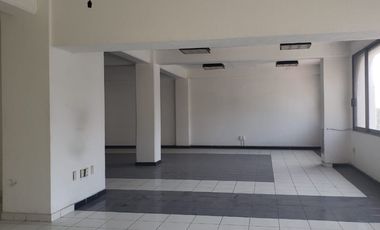 Edifico a una cuadra  de la luna, ideal escuela u oficinas