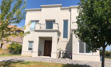 Casa al lago 4 dormitorios a estrenar en San Francisco