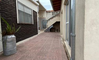 Casa con Departamento en venta en Moron Sur