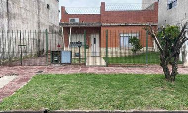 Casa con Departamento en venta en Moron Sur