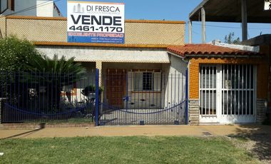 Casa 3 amb. con quincho.