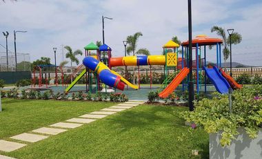 Venta de casa 4 Dormitorios en Urb. Casalaguna Etapa Brisana Cerca Riocentro Dorado.