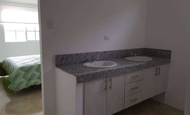 Venta de casa 4 Dormitorios en Urb. Casalaguna Etapa Brisana Cerca Riocentro Dorado.
