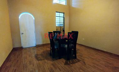 ¡No dejes pasar esta excelente oportunidad! Casa de 2 pisos en la Av. Iquitos, La Victoria, ideal para casa habitación, oficina o negocio. Con 135 m²
