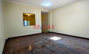 ¡No dejes pasar esta excelente oportunidad! Casa de 2 pisos en la Av. Iquitos, La Victoria, ideal para casa habitación, oficina o negocio. Con 135 m²