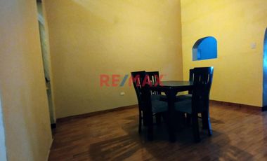 ¡No dejes pasar esta excelente oportunidad! Casa de 2 pisos en la Av. Iquitos, La Victoria, ideal para casa habitación, oficina o negocio. Con 135 m²