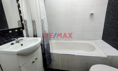 ¡No dejes pasar esta excelente oportunidad! Casa de 2 pisos en la Av. Iquitos, La Victoria, ideal para casa habitación, oficina o negocio. Con 135 m²