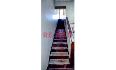 ¡No dejes pasar esta excelente oportunidad! Casa de 2 pisos en la Av. Iquitos, La Victoria, ideal para casa habitación, oficina o negocio. Con 135 m²