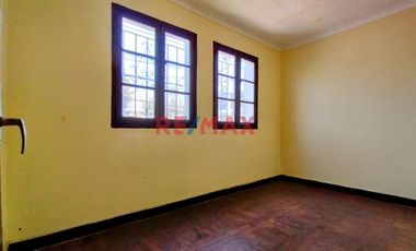 ¡No dejes pasar esta excelente oportunidad! Casa de 2 pisos en la Av. Iquitos, La Victoria, ideal para casa habitación, oficina o negocio. Con 135 m²
