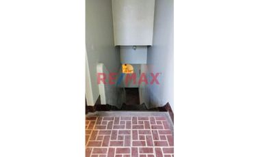 ¡No dejes pasar esta excelente oportunidad! Casa de 2 pisos en la Av. Iquitos, La Victoria, ideal para casa habitación, oficina o negocio. Con 135 m²