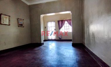 ¡No dejes pasar esta excelente oportunidad! Casa de 2 pisos en la Av. Iquitos, La Victoria, ideal para casa habitación, oficina o negocio. Con 135 m²