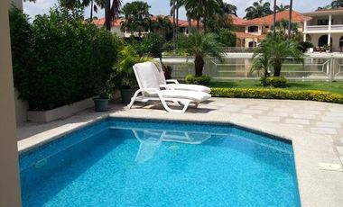 En Venta Casa de 4 habitaciones con Piscina y vista al Lago Samborondon