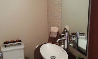 En Venta Casa de 4 habitaciones con Piscina y vista al Lago Samborondon