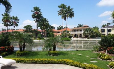 En Venta Casa de 4 habitaciones con Piscina y vista al Lago Samborondon