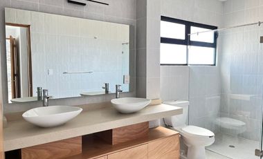 Casa en Fraccionamiento en Paraíso Country Club Emiliano Zapata - ROQ-1194-Fr