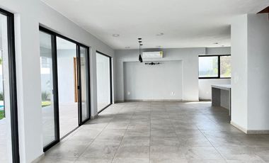 Casa en Fraccionamiento en Paraíso Country Club Emiliano Zapata - ROQ-1194-Fr