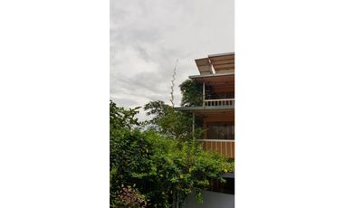 Casa de 5 niveles con preciosa vista y amoblada