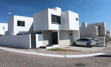 Se Vende Hermosa Casa en La Cima, Alberca, 2 Habitaciones, 3 Baños, Estudio..
