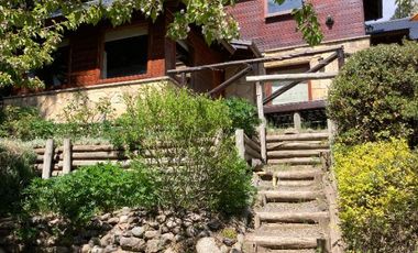 FINA PATAGONIUA. Casa en venta de 2 dormitorios c/ cochera en San Martin de los Andes