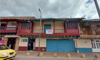 SE VENDE CASA COMERCIAL EN EL PARQUE PRINCIPAL