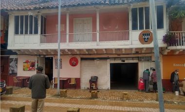 SE VENDE CASA COMERCIAL EN EL PARQUE PRINCIPAL