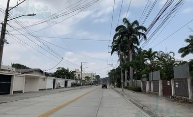 VENTA DE PROPIEDAD COMERCIAL EN URDESA CENTRAL