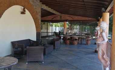 Rancho con caballerizas