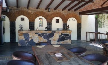Rancho con caballerizas