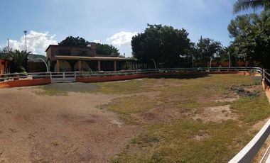 Rancho con caballerizas