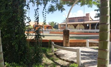 Rancho con caballerizas