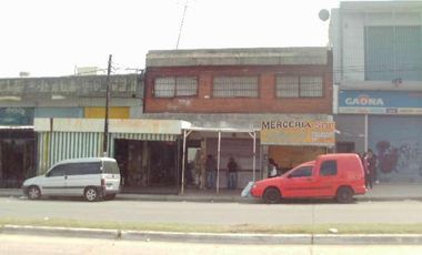 Tres local en centro comercial de Isidro Casanova