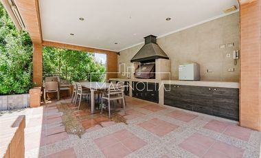 Casa en arriendo de 6 dorm. en Vitacura
