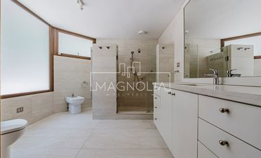 Casa en arriendo de 6 dorm. en Vitacura