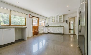 Casa en arriendo de 6 dorm. en Vitacura