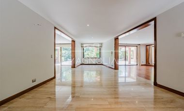 Casa en arriendo de 6 dorm. en Vitacura