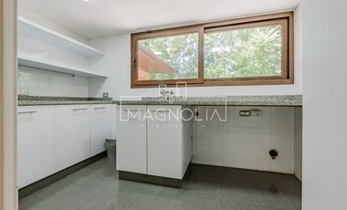 Casa en arriendo de 6 dorm. en Vitacura