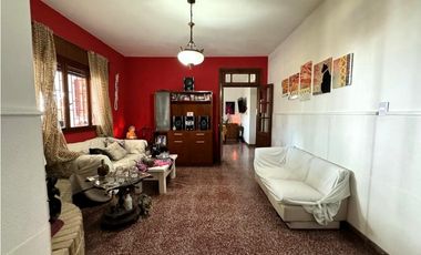 Venta Excelente Casa Zona Centro 5 dormitorios Con Cochera y Pileta
