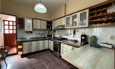 Venta Excelente Casa Zona Centro 5 dormitorios Con Cochera y Pileta
