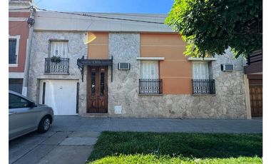 Venta Excelente Casa Zona Centro 5 dormitorios Con Cochera y Pileta