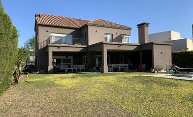 Venta  Casa de 4 dormitorios en Rosario Golf Country Club con Pileta