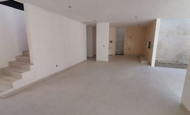 Casa en residencial privado con casa  club, área para niños, alberca con carril