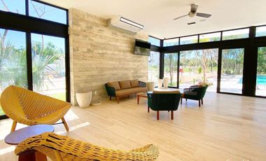 Casa en residencial privado con casa  club, área para niños, alberca con carril
