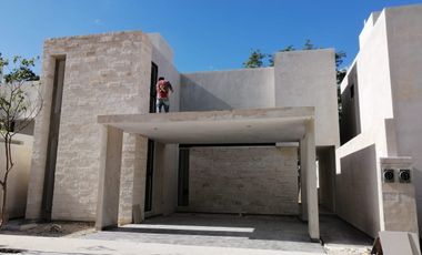 Casa en residencial privado con casa  club, área para niños, alberca con carril