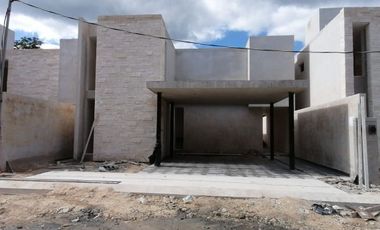 Casa en residencial privado con casa  club, área para niños, alberca con carril