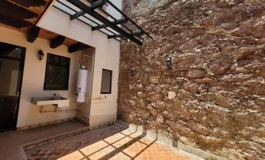 Casa en VENTA  o RENTA en Paseo de la Presa frente al parque Florencio Antillón